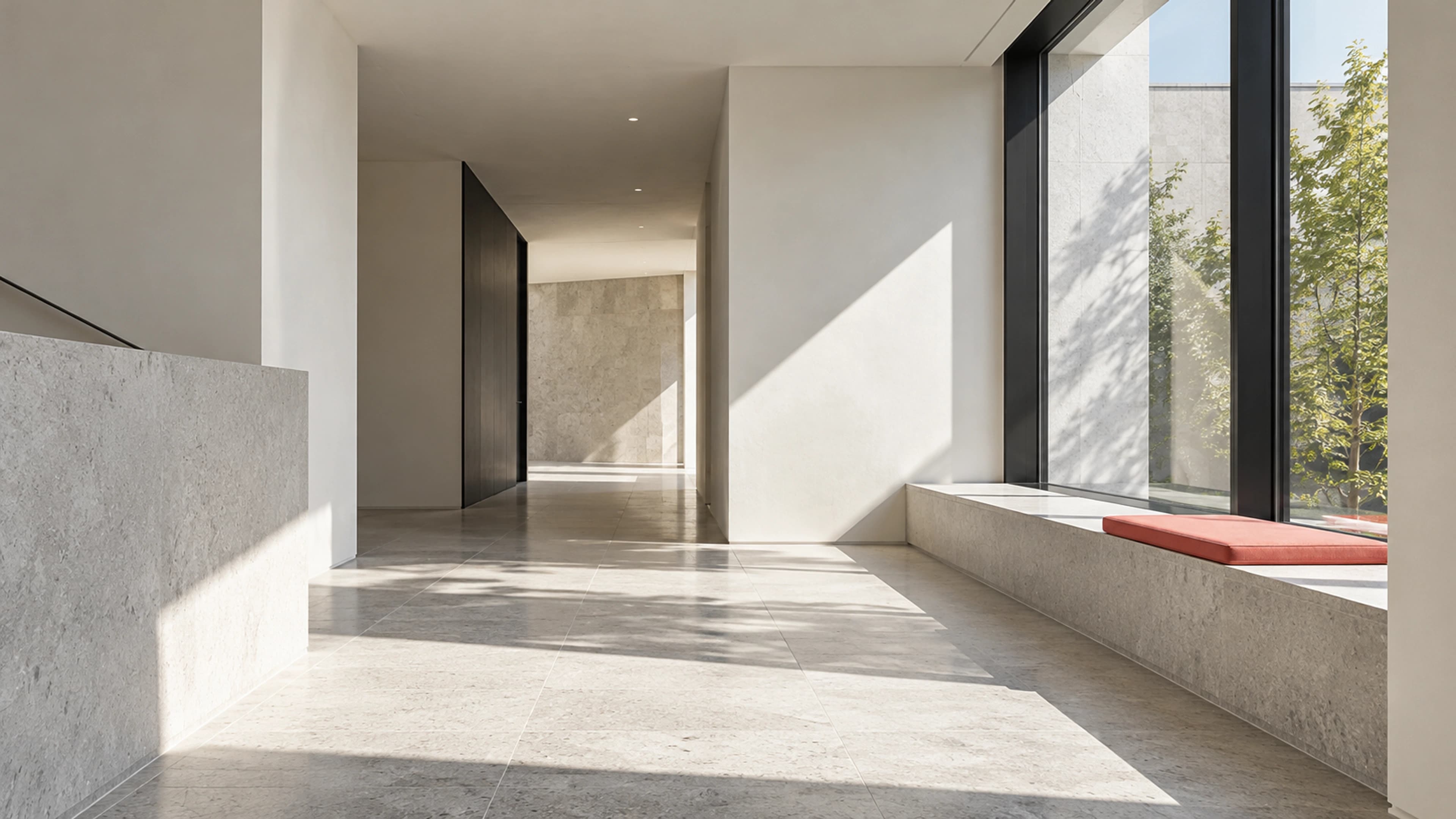 Heller Raum mit Fensterbank und natürlichem Licht